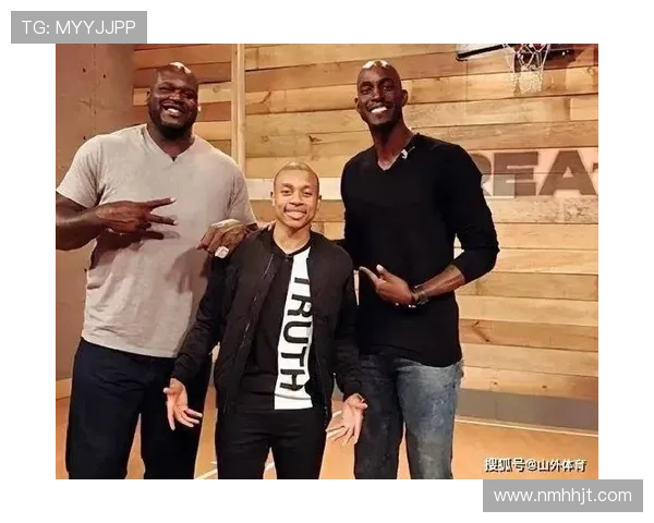 加内特与足球明星同框合影展现运动精神与友谊的完美结合